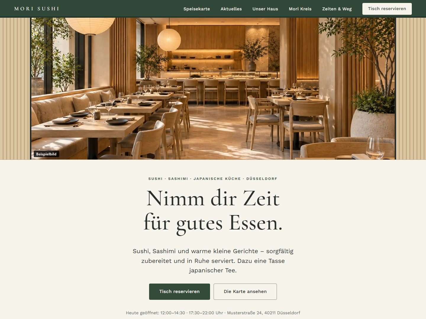 Bildschirmfoto der Beispiel-Website „Mori Sushi“, Desktop-Ansicht: helle Startseite mit der Überschrift „Nimm dir Zeit für gutes Essen.“